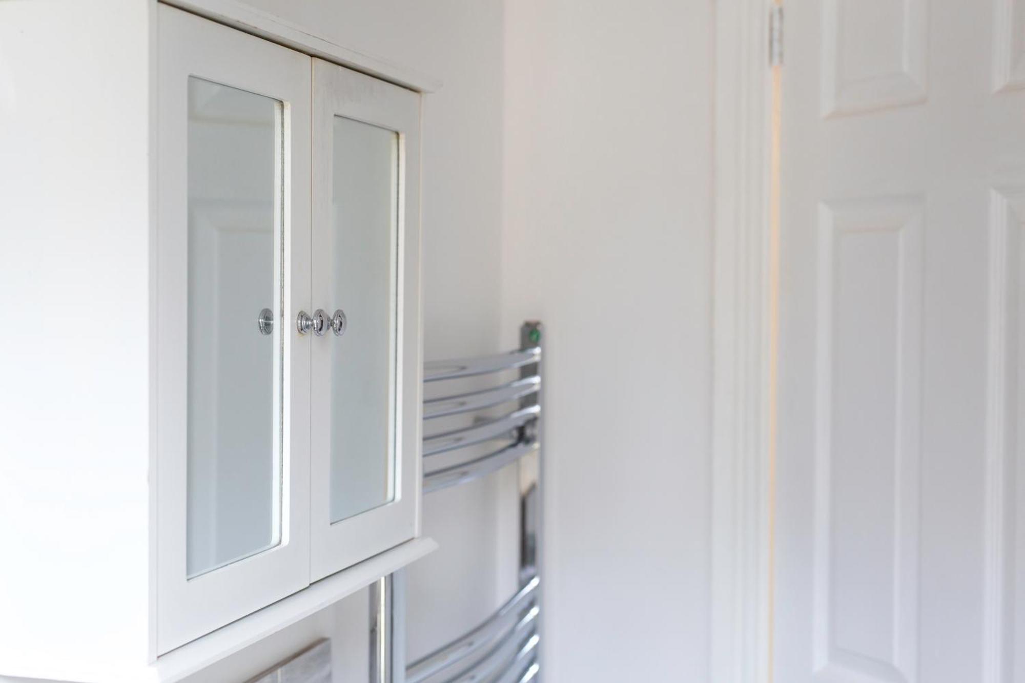 4 Bedrooms Spacious House With 2 Bathrooms Free Parking - Sleeps Up To 10 Guests Ліверпуль Екстер'єр фото