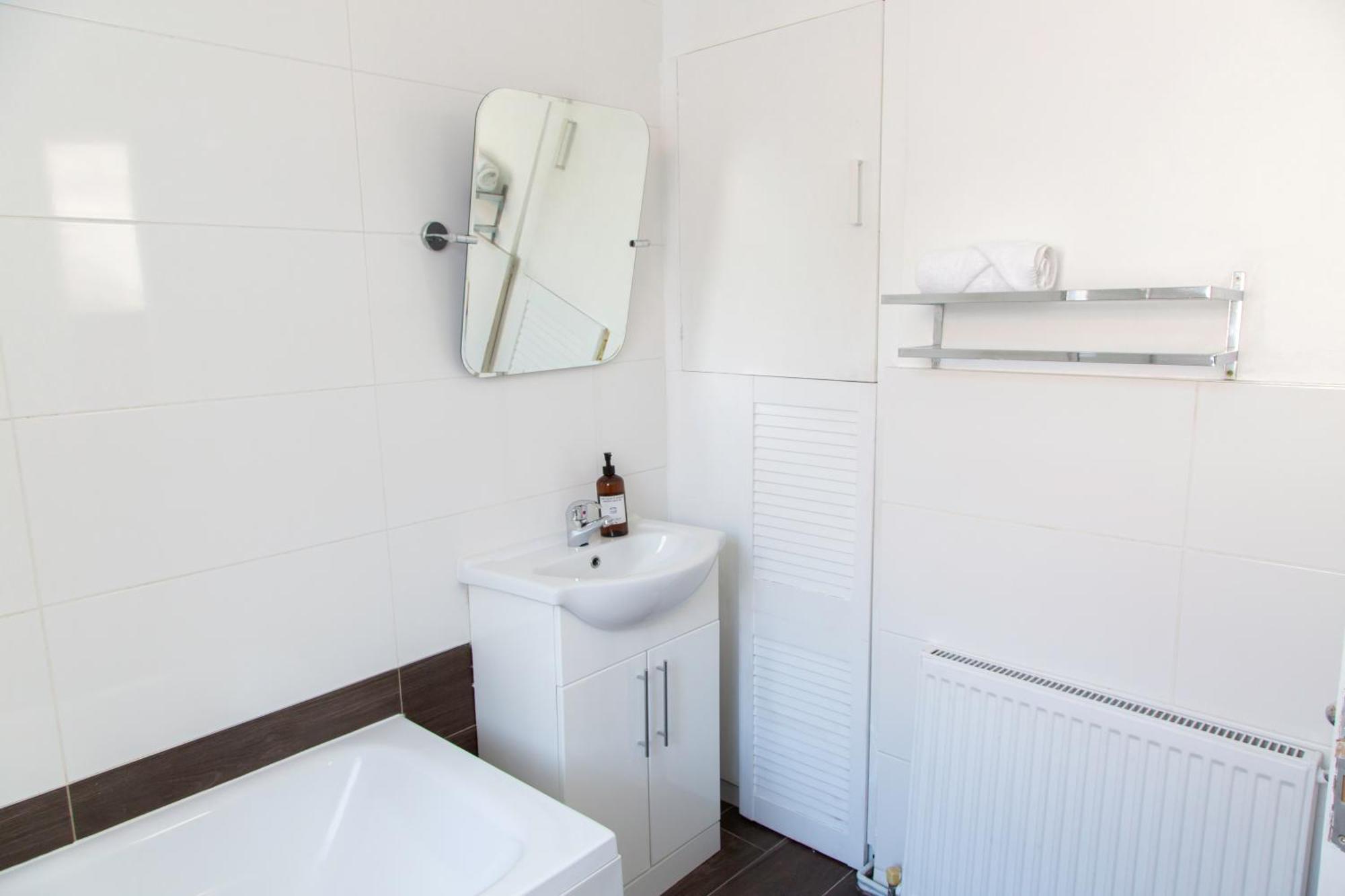 4 Bedrooms Spacious House With 2 Bathrooms Free Parking - Sleeps Up To 10 Guests Ліверпуль Екстер'єр фото