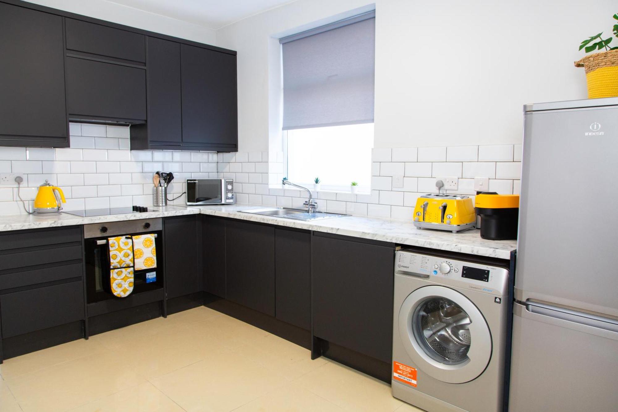 4 Bedrooms Spacious House With 2 Bathrooms Free Parking - Sleeps Up To 10 Guests Ліверпуль Екстер'єр фото