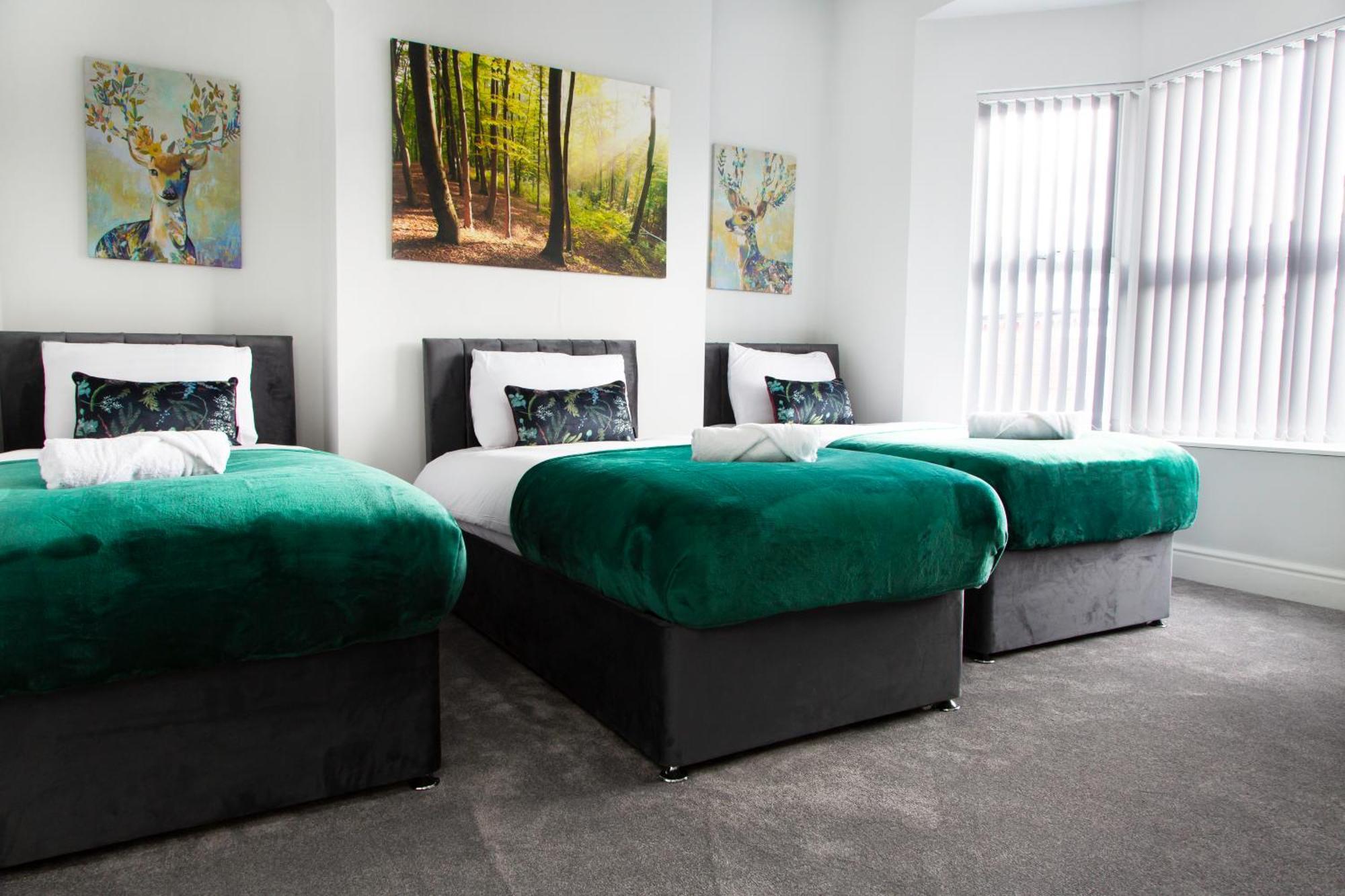 4 Bedrooms Spacious House With 2 Bathrooms Free Parking - Sleeps Up To 10 Guests Ліверпуль Екстер'єр фото