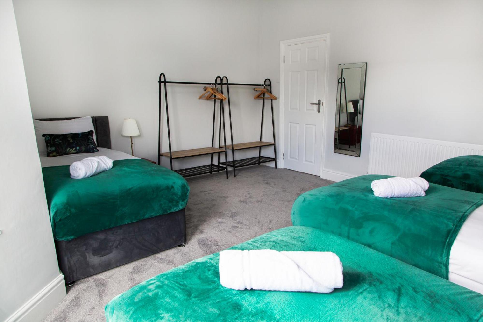 4 Bedrooms Spacious House With 2 Bathrooms Free Parking - Sleeps Up To 10 Guests Ліверпуль Екстер'єр фото