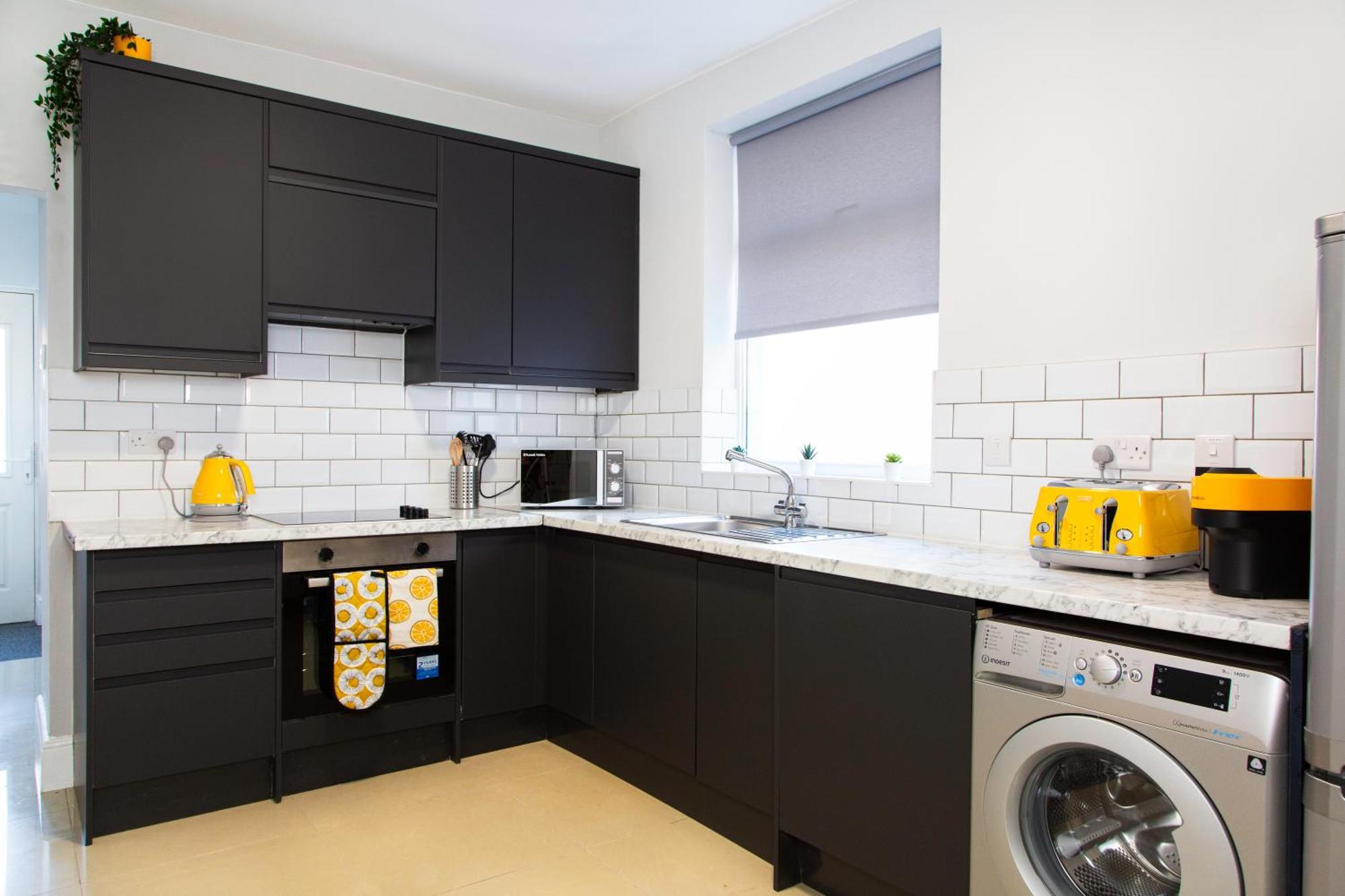 4 Bedrooms Spacious House With 2 Bathrooms Free Parking - Sleeps Up To 10 Guests Ліверпуль Екстер'єр фото