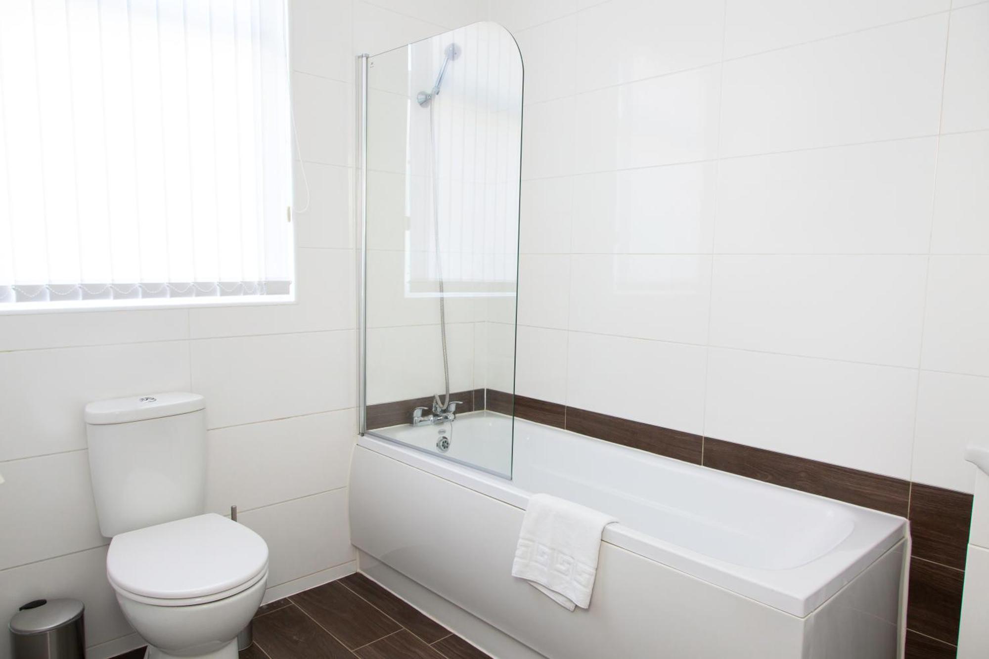 4 Bedrooms Spacious House With 2 Bathrooms Free Parking - Sleeps Up To 10 Guests Ліверпуль Екстер'єр фото